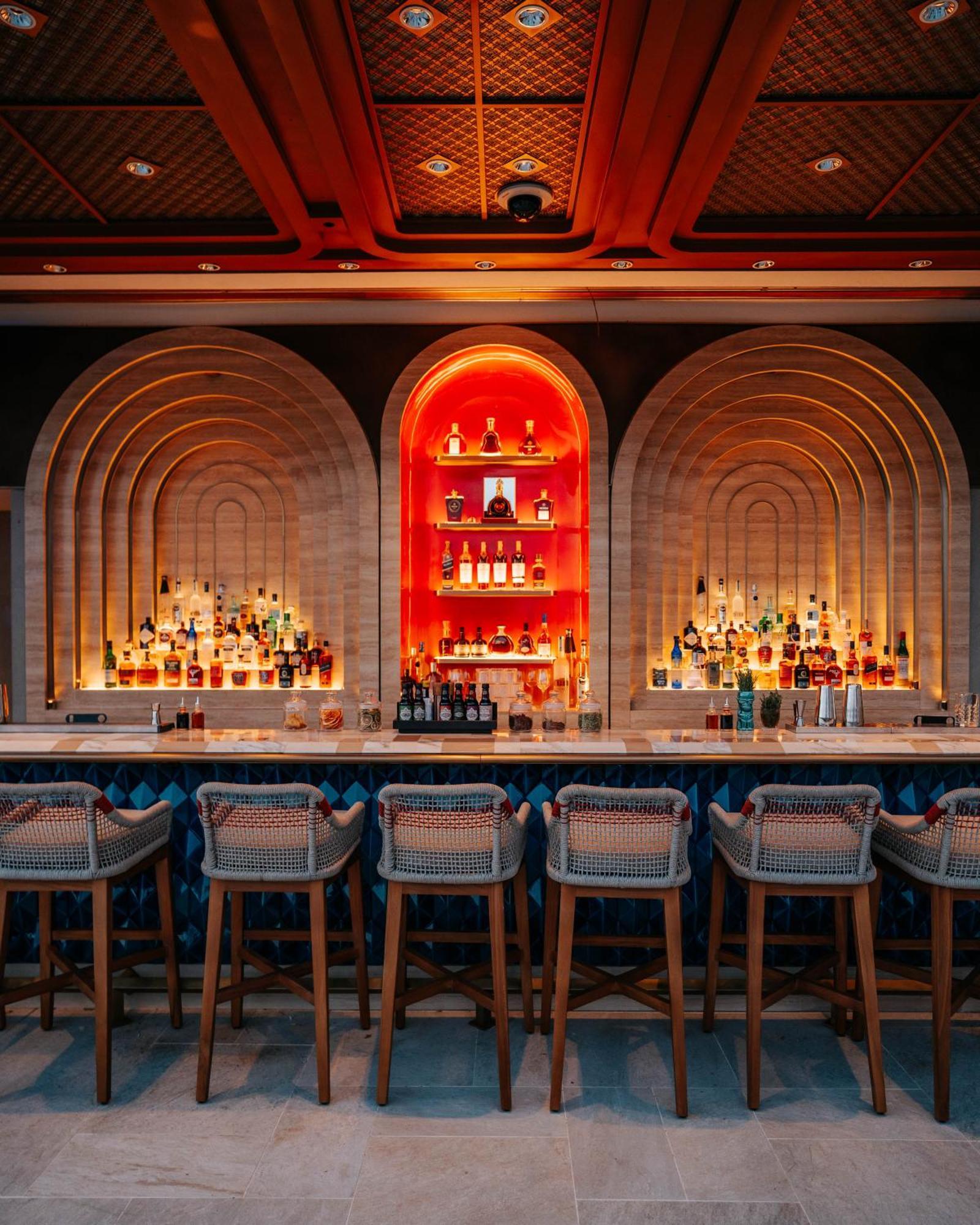 City Of Dreams Mediterranean - Integrated Resort, Casino & Entertainment Limassol Eksteriør billede The bar at the 1919