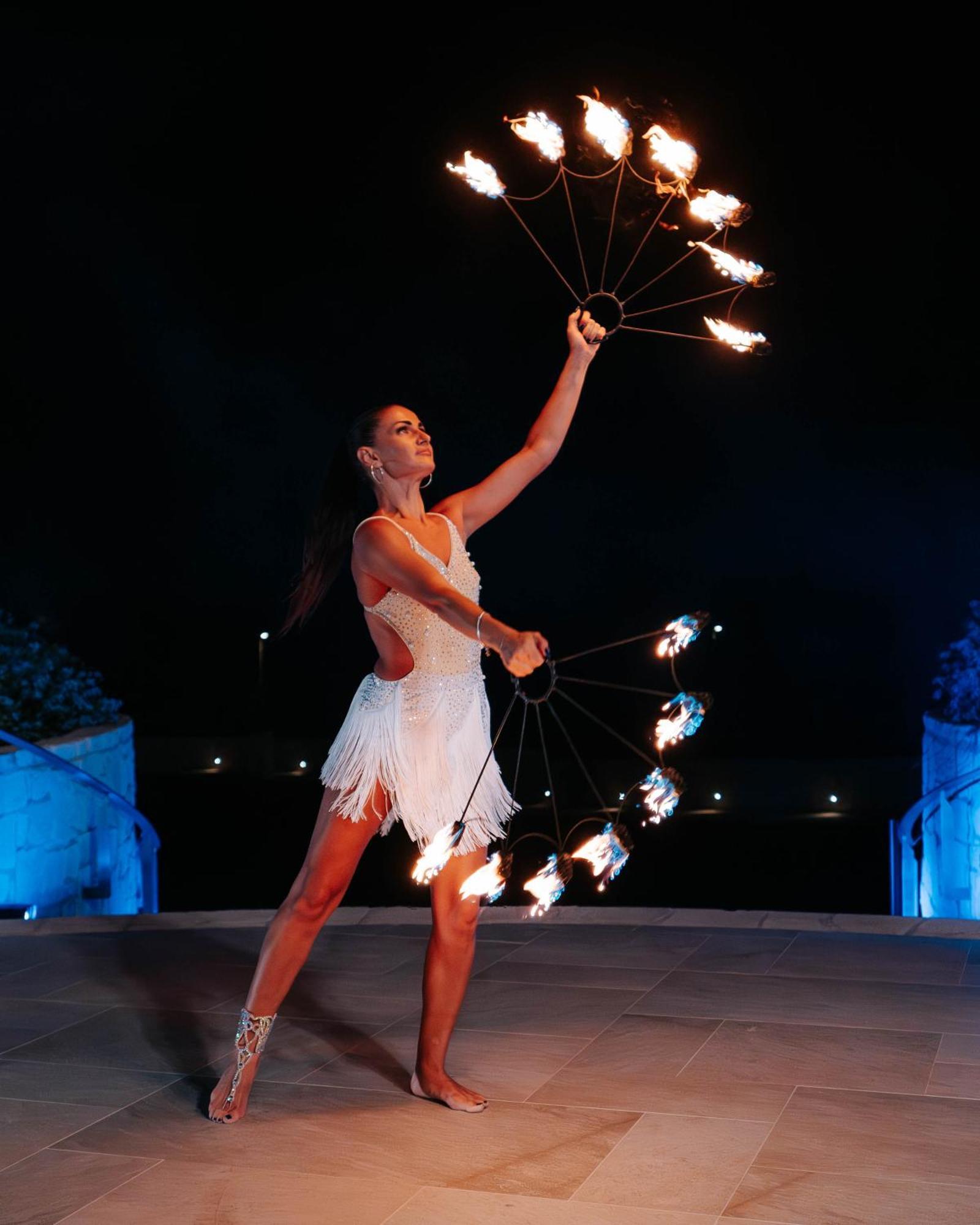 City Of Dreams Mediterranean - Integrated Resort, Casino & Entertainment Limassol Eksteriør billede A woman performing with a fire fan