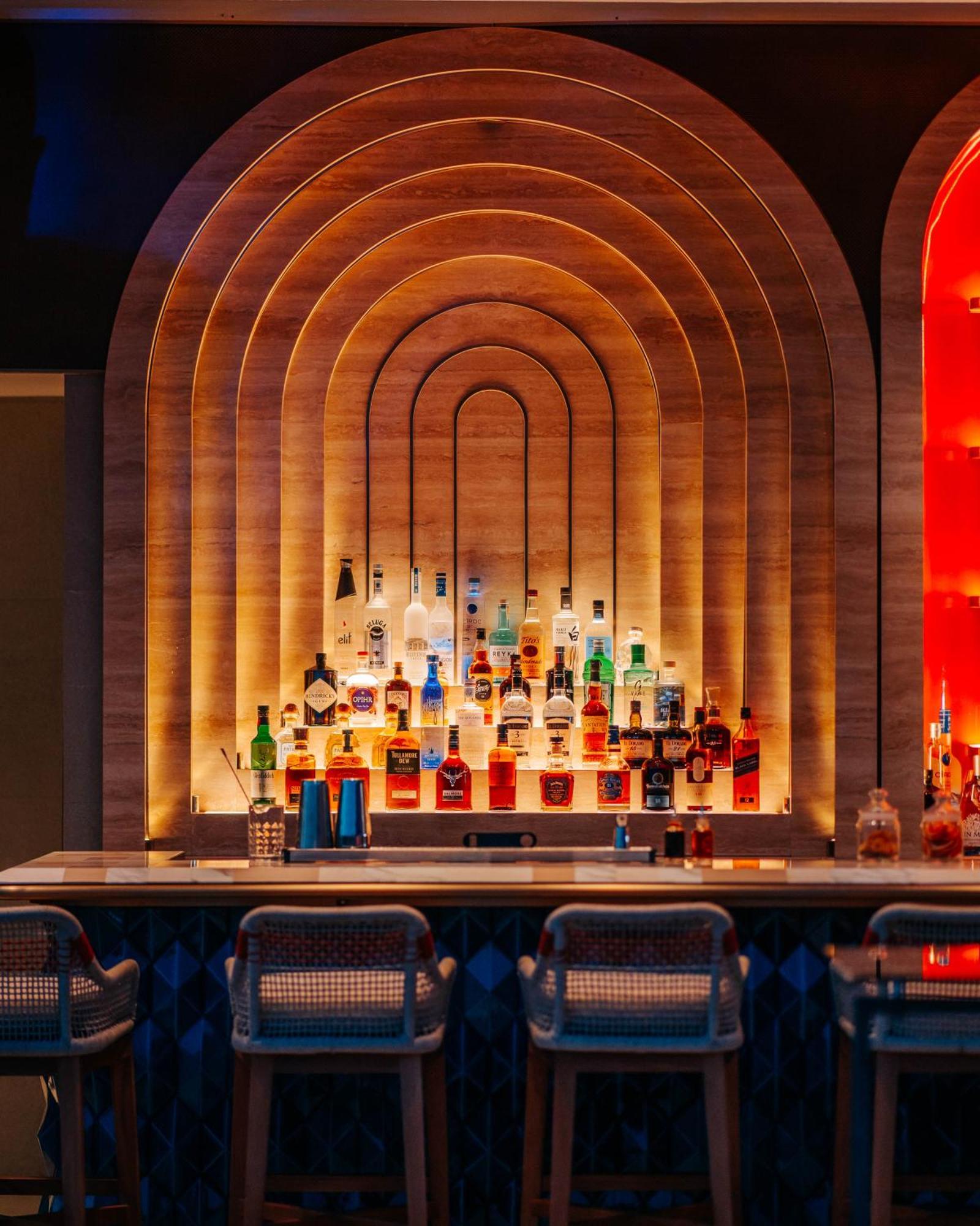 City Of Dreams Mediterranean - Integrated Resort, Casino & Entertainment Limassol Eksteriør billede The bar at the 1930s themed bar, The 3030