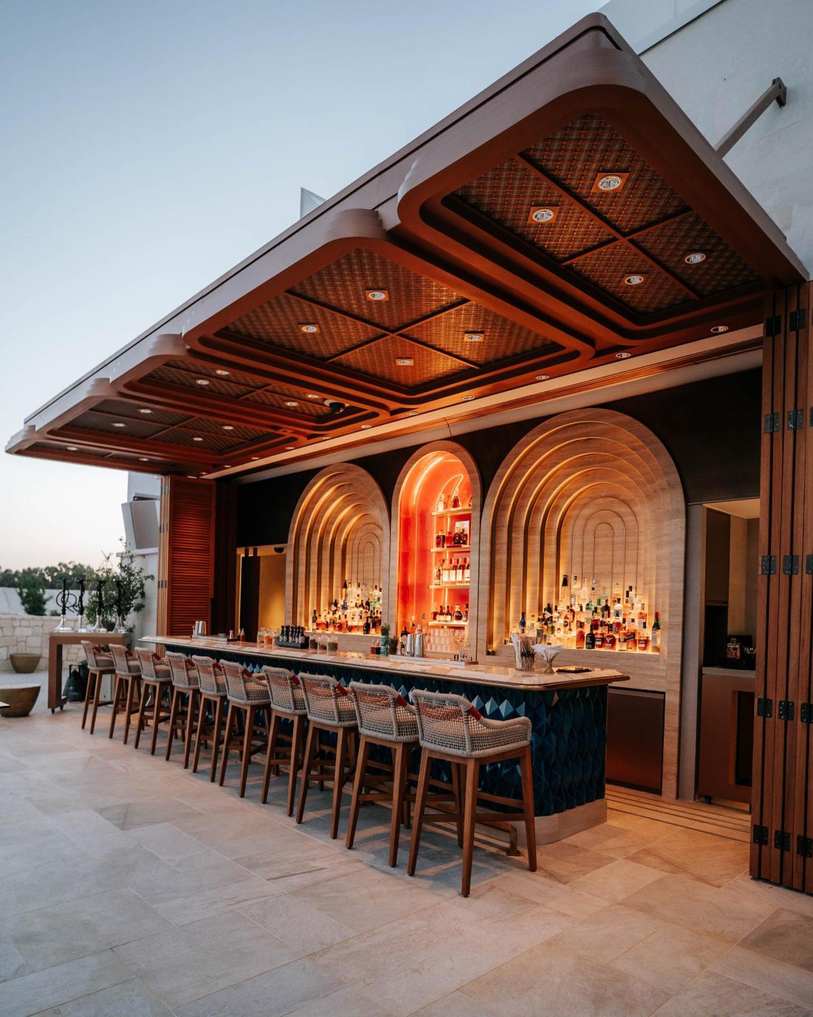 City Of Dreams Mediterranean - Integrated Resort, Casino & Entertainment Limassol Eksteriør billede The rooftop bar at the hotel