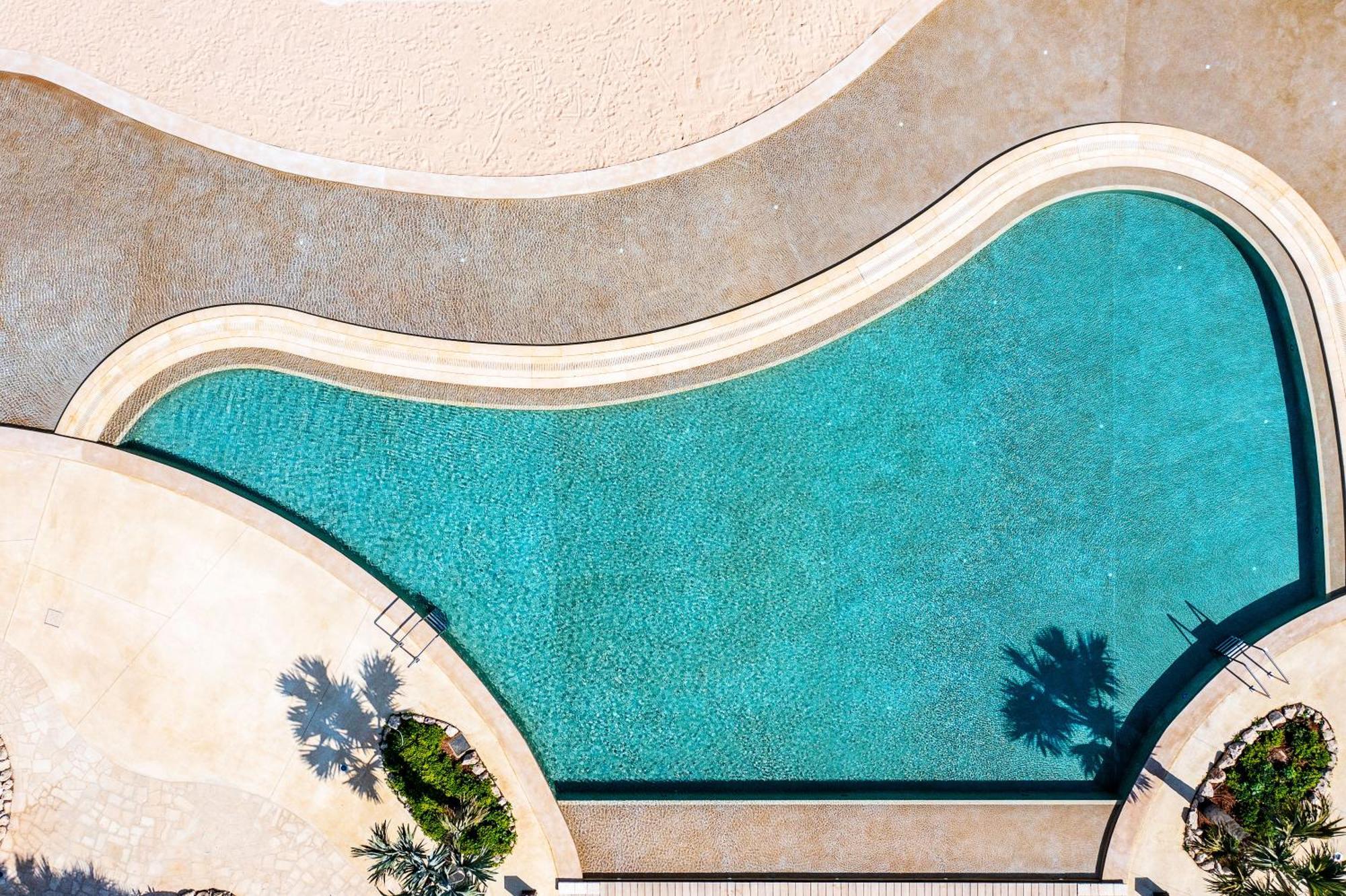 City Of Dreams Mediterranean - Integrated Resort, Casino & Entertainment Limassol Eksteriør billede Aerial view of a swimming pool