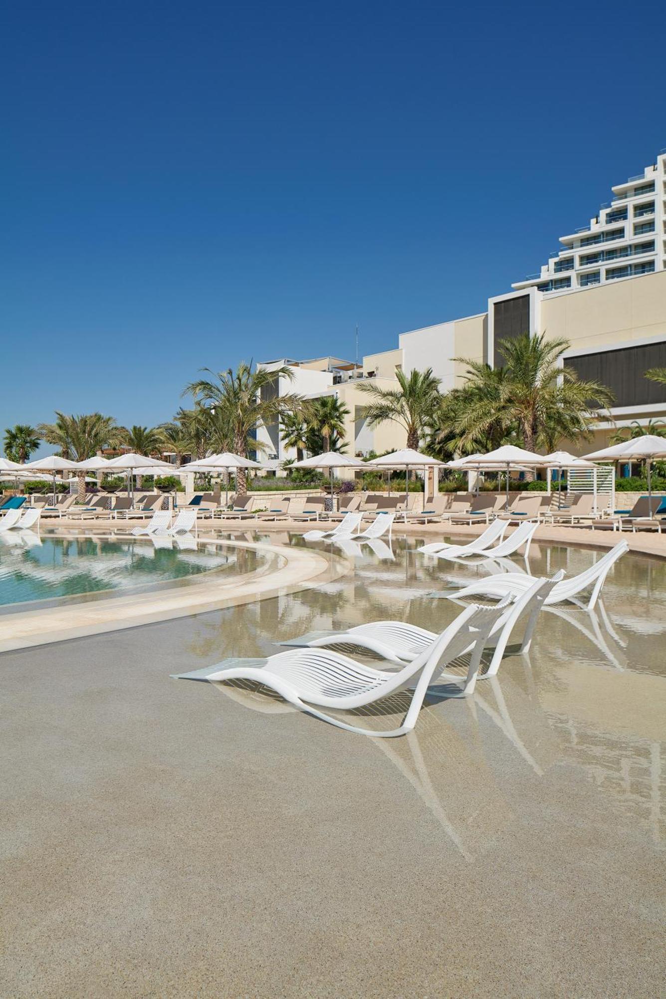 City Of Dreams Mediterranean - Integrated Resort, Casino & Entertainment Limassol Eksteriør billede The swimming pool at the hotel