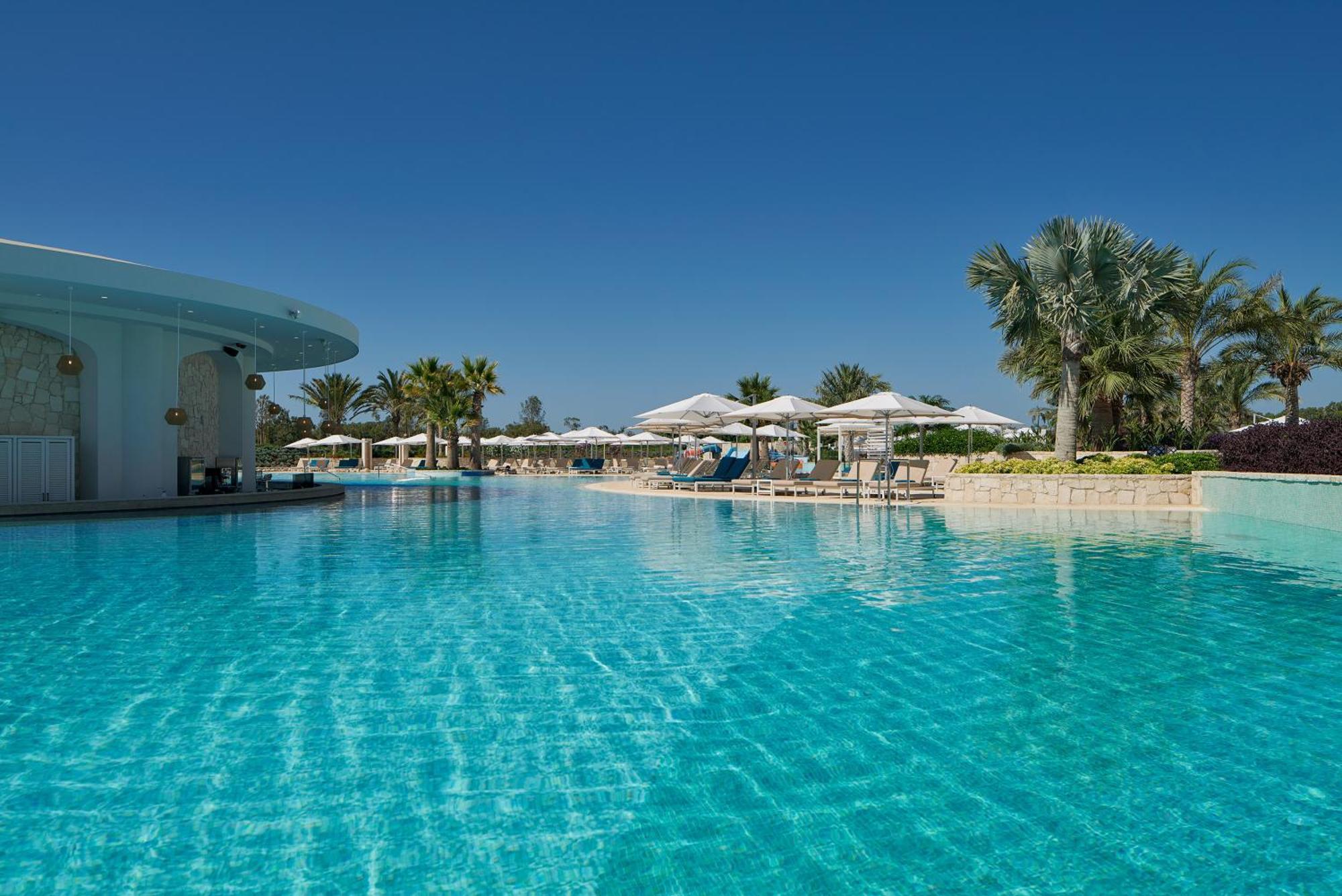 City Of Dreams Mediterranean - Integrated Resort, Casino & Entertainment Limassol Eksteriør billede The swimming pool at the resort