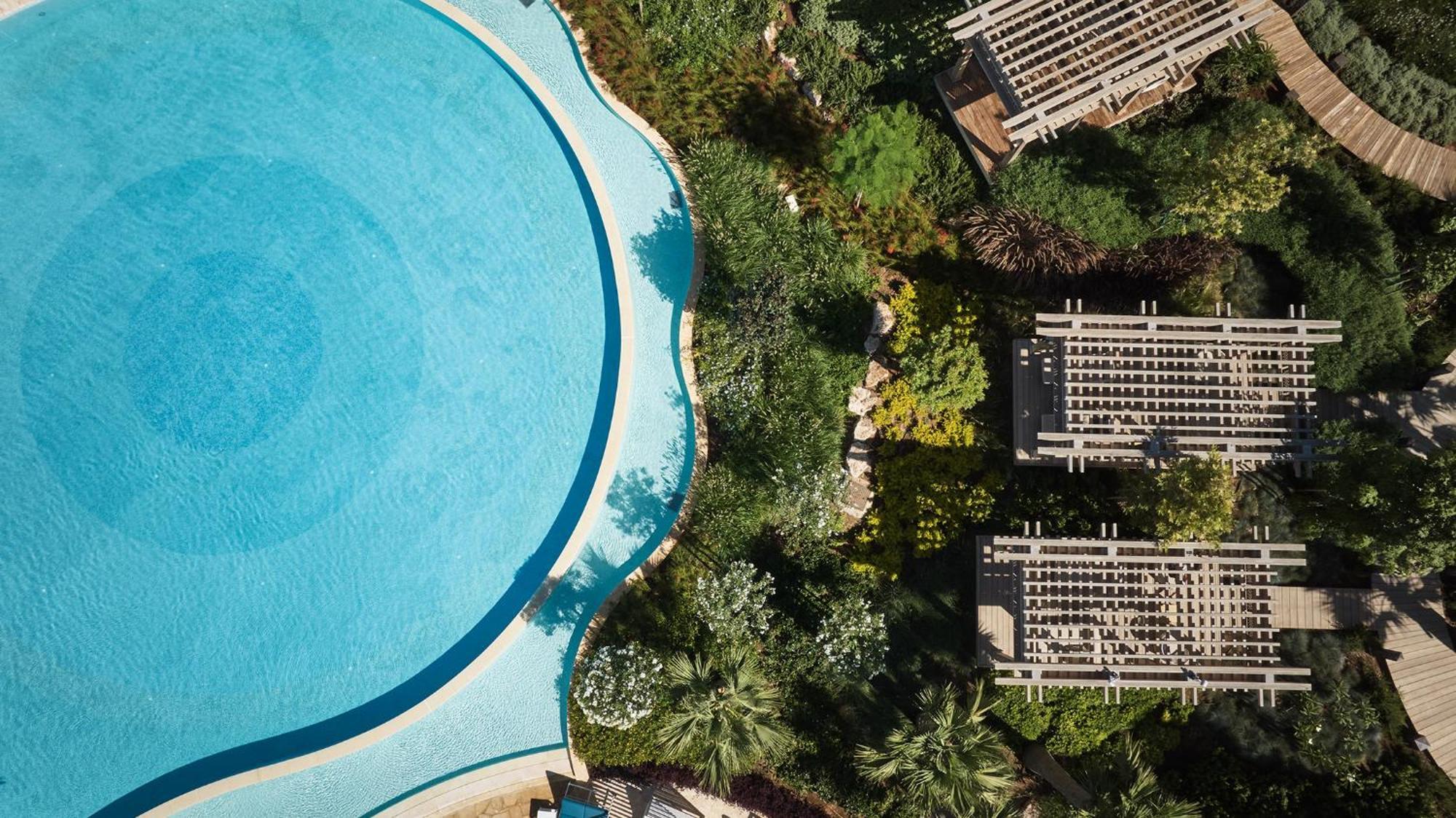 City Of Dreams Mediterranean - Integrated Resort, Casino & Entertainment Limassol Eksteriør billede Aerial view of the pool