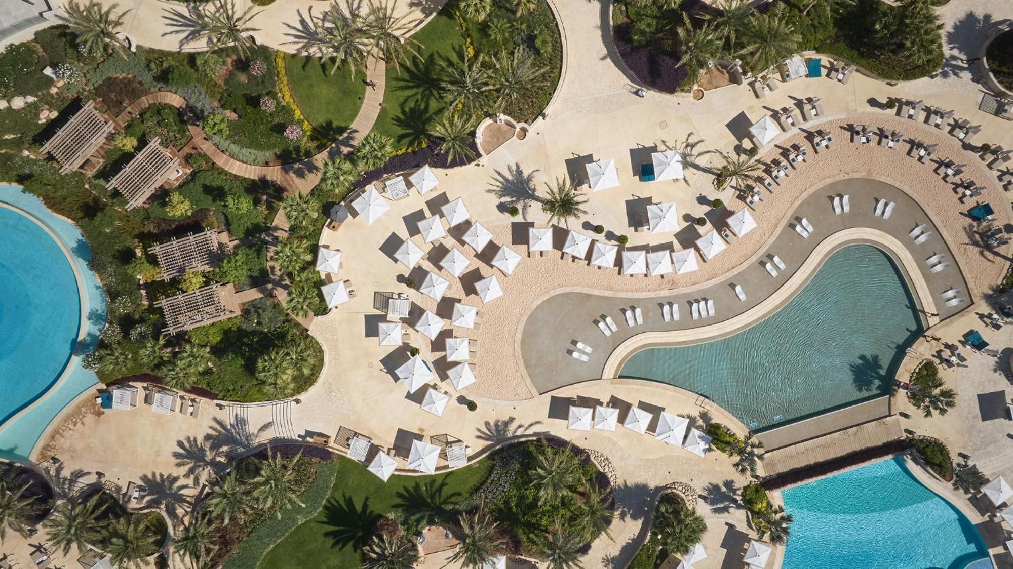 City Of Dreams Mediterranean - Integrated Resort, Casino & Entertainment Limassol Eksteriør billede Aerial view of the pool area