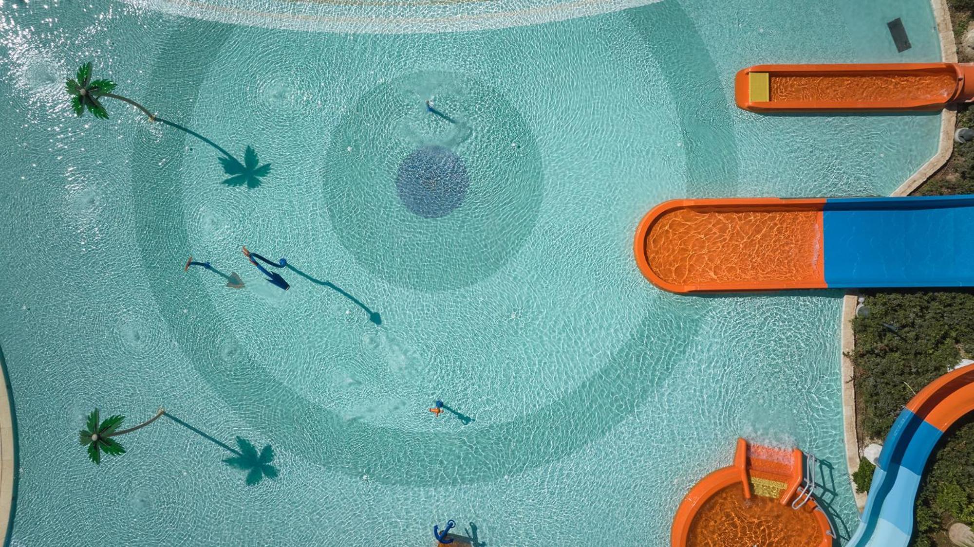 City Of Dreams Mediterranean - Integrated Resort, Casino & Entertainment Limassol Eksteriør billede The pool at the hotel