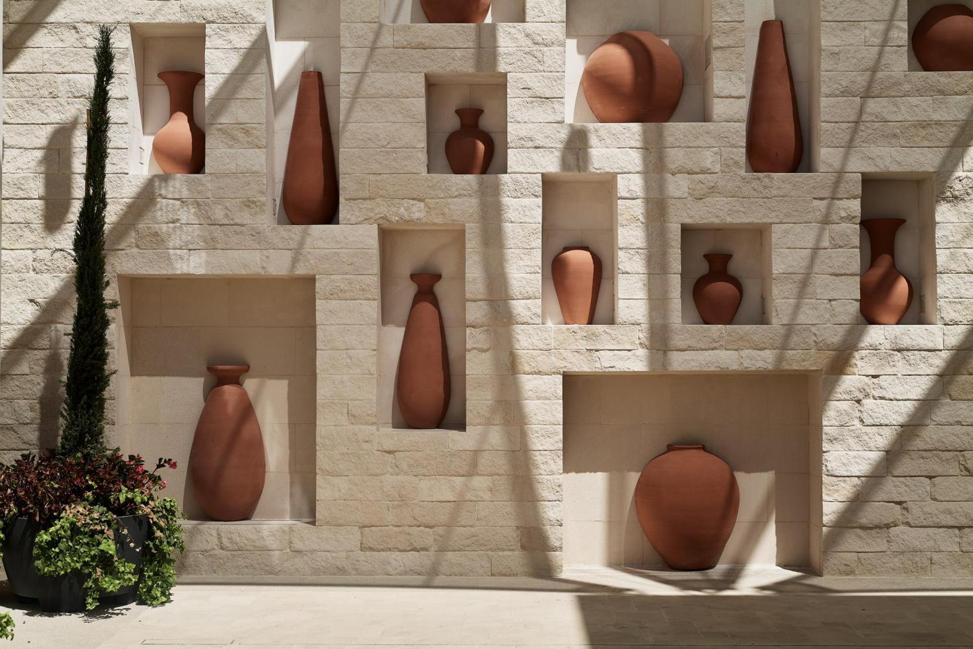 City Of Dreams Mediterranean - Integrated Resort, Casino & Entertainment Limassol Eksteriør billede Terracotta vases at the entrance of the museum