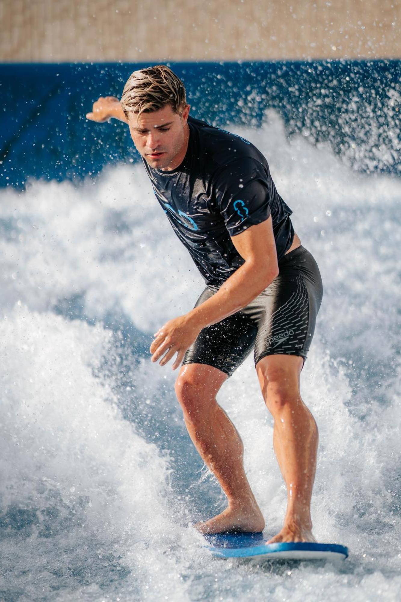 City Of Dreams Mediterranean - Integrated Resort, Casino & Entertainment Limassol Eksteriør billede A surfer wearing a wetsuit